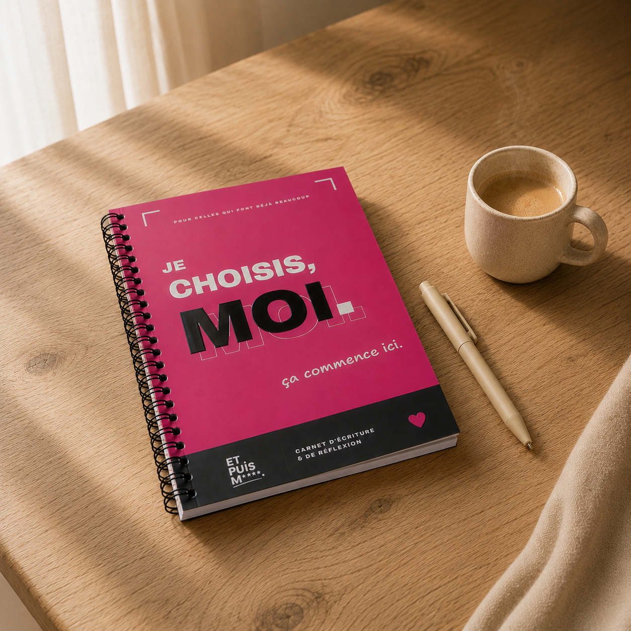 Carnet Je choisis, moi. posé sur une table en bois