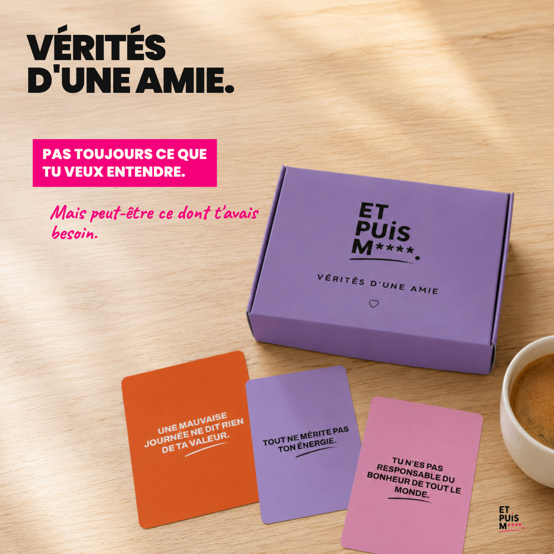 Coffret lilas Vérités d'une amie et trois cartes colorées sur une table en bois